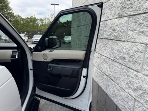 Used 2019 Land Rover Discovery SE image 32