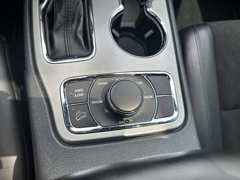 Used 2020 Jeep Grand Cherokee Altitude image 22