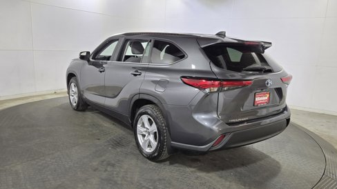 Used 2023 Toyota Highlander LE image 5