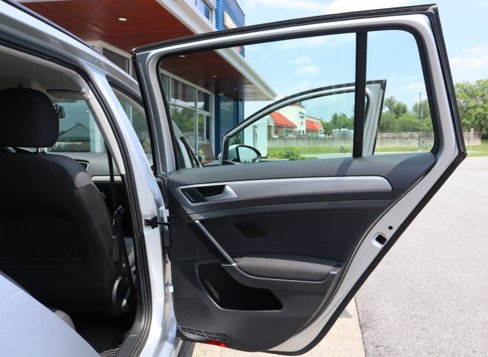 Used 2017 Volkswagen Golf S image 19