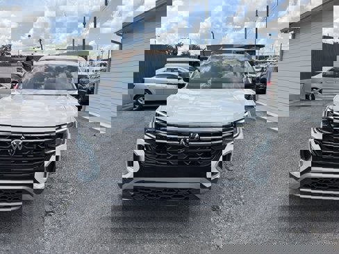 Used 2024 Volkswagen Atlas Peak Edition SEL image 4