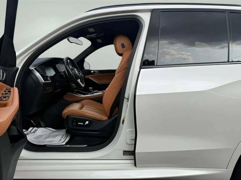 Used 2021 BMW X5 xDrive40i w/ M Sport Package image 11