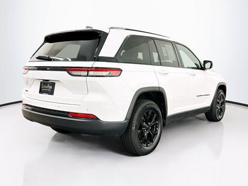 Used 2024 Jeep Grand Cherokee Altitude image 9