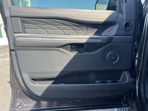 Used 2024 Ford Expedition Platinum image 9