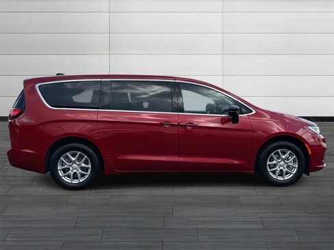 New 2026 Chrysler Pacifica Select image 3