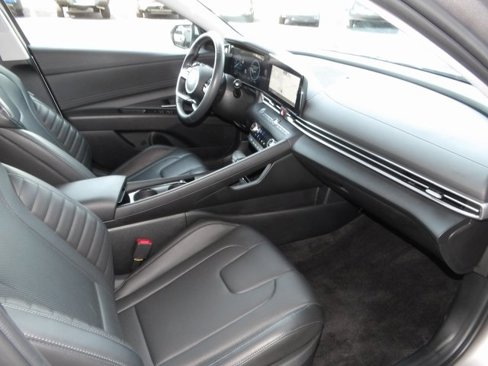 Used 2024 Hyundai Elantra Limited image 29