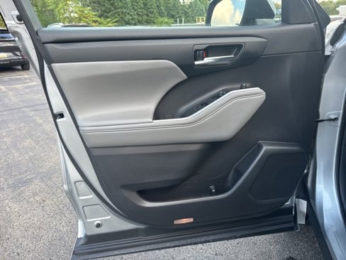 Used 2021 Toyota Highlander XLE image 16