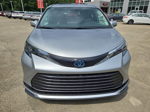 Certified 2025 Toyota Sienna LE image 10