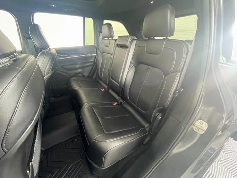 Used 2024 Jeep Grand Cherokee Limited w/ Black Appearance Package image 25