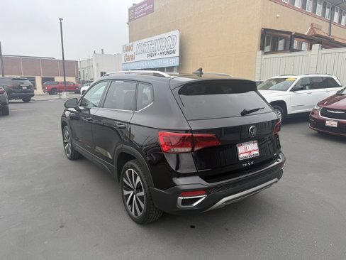 Used 2024 Volkswagen Taos SE image 3