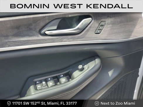 Used 2025 Jeep Grand Cherokee Limited w/ Black Appearance Package image 15
