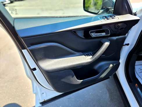 Used 2019 Jaguar F-PACE R-Sport image 26