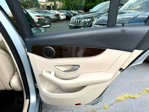 Used 2022 Mercedes-Benz GLC 300 image 24