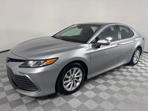 Used 2022 Toyota Camry LE image 9