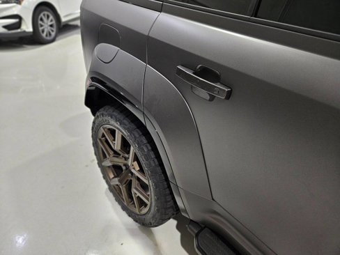 Used 2025 Land Rover Defender 110 image 76