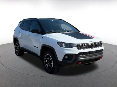 Used 2025 Jeep Compass Trailhawk image 3