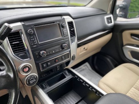 Used 2018 Nissan Titan SV w/ SV Convenience Package image 10