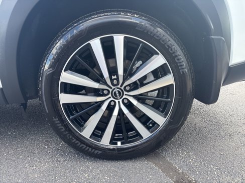 Used 2025 Nissan Pathfinder Platinum image 11