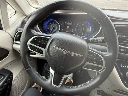 Used 2022 Chrysler Voyager LX image 22