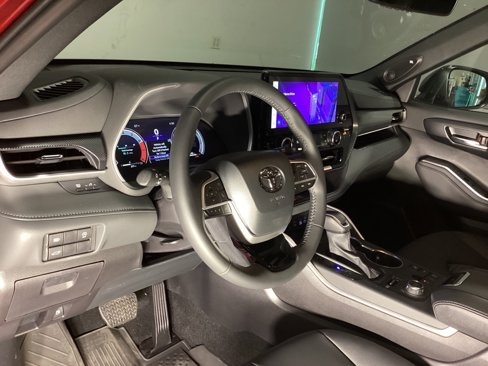 Used 2025 Toyota Highlander XSE image 11