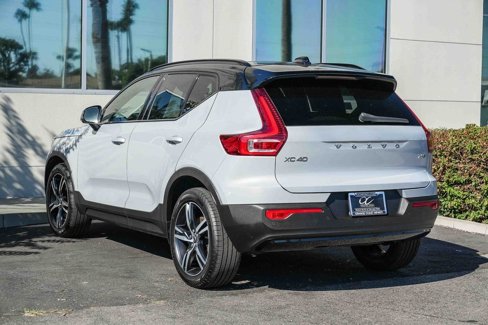 Used 2022 Volvo XC40 T5 R-Design image 4