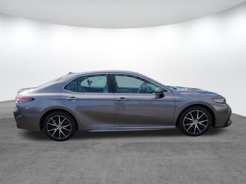 Used 2022 Toyota Camry SE image 4