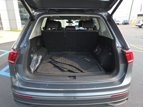 Used 2022 Volkswagen Tiguan SE w/ Panoramic Sunroof Package image 24