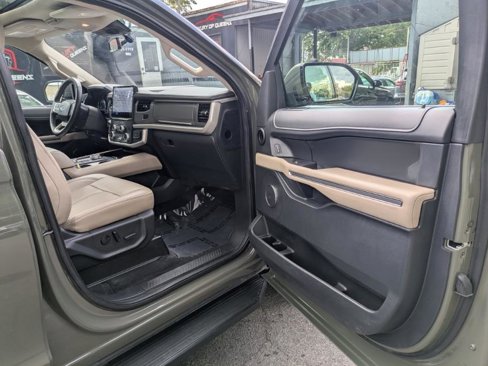 Used 2024 Ford Expedition Max XLT image 9