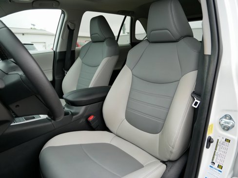 Used 2021 Toyota RAV4 XLE Premium image 15