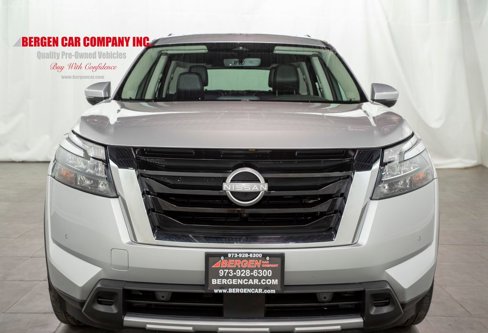 Used 2025 Nissan Pathfinder SL w/ SL Premium Package image 2