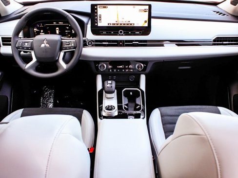 New 2025 Mitsubishi Outlander SE image 36