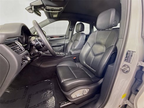 Certified 2024 Porsche Macan image 5