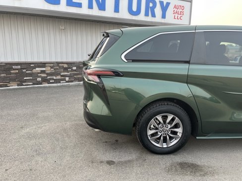 Used 2024 Toyota Sienna LE image 11
