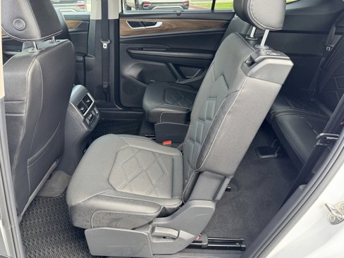 New 2025 Volkswagen Atlas SE image 18