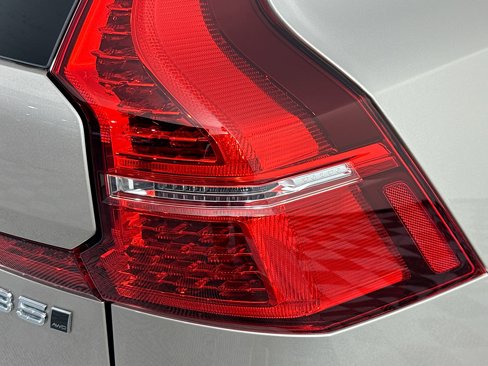Used 2025 Volvo XC60 B5 Plus image 33