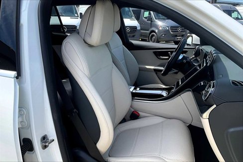 Used 2025 Mercedes-Benz GLC 350e 4MATIC image 8