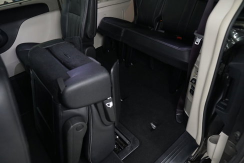 Used 2015 Chrysler Town & Country Touring-L w/ Driver Convenience Group image 39