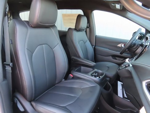 New 2026 Chrysler Pacifica Select image 23