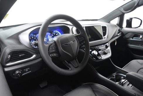 New 2026 Chrysler Pacifica Limited image 11