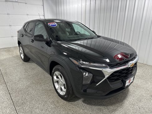 Used 2024 Chevrolet Trax LS w/ LS Convenience Package image 2