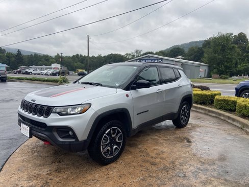 Used 2024 Jeep Compass Trailhawk image 2