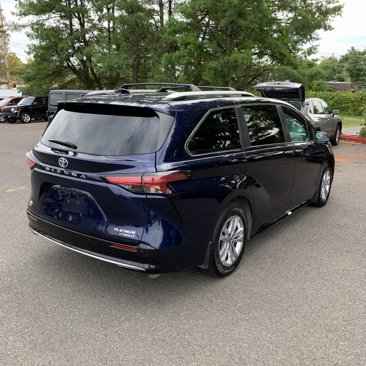 Used 2022 Toyota Sienna Platinum image 3