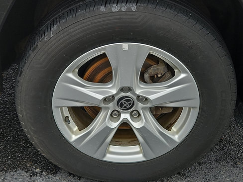 Used 2021 Toyota RAV4 XLE image 8