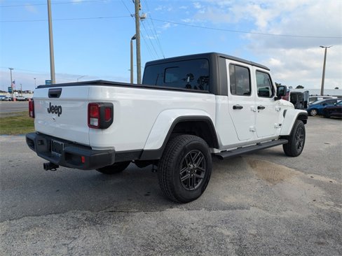 Used 2024 Jeep Gladiator Sport image 3