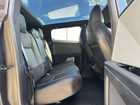 Used 2024 Tesla Cybertruck AWD Crew Cab image 39