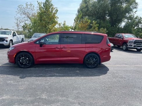 New 2026 Chrysler Pacifica Limited image 2