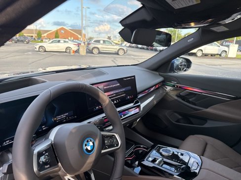 New 2026 BMW 550e xDrive image 12