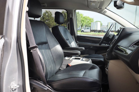 Used 2015 Chrysler Town & Country Touring image 7