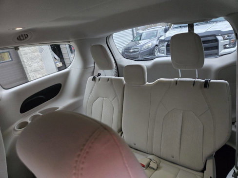 Used 2017 Chrysler Pacifica Touring image 12