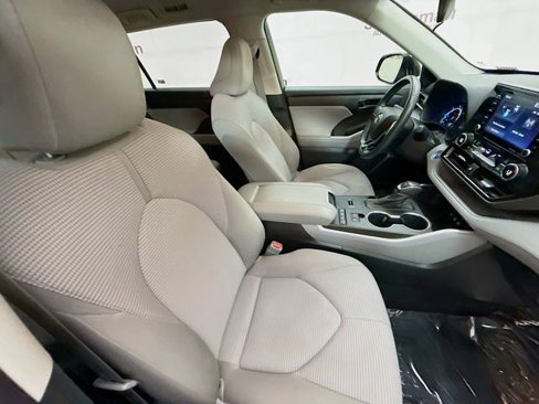 Used 2021 Toyota Highlander LE image 26